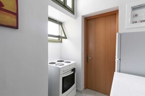 Kühlschrank, Herdplatte, Wasserkocher mit Kaffee-/Teezubehör, Toaster