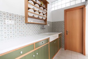 Réfrigérateur, surface de cuisson, cafetière-théière, grille-pain