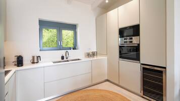 Een koelkast, een oven, een kookplaat, een vaatwasser