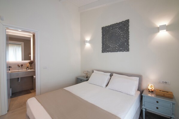 Tabla de planchar con plancha, wifi gratis y ropa de cama 