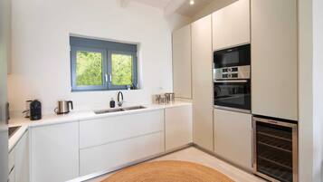 Fridge, oven, stovetop, dishwasher