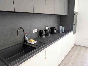 Fridge, microwave, oven, stovetop - Holiday apartment Modern furnishings with WLAN and air conditioning (Balatonfenyves)