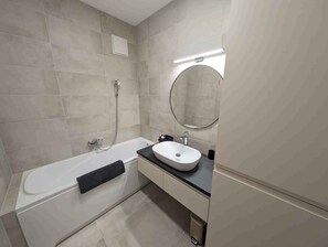 Bathroom - Holiday apartment Modern furnishings with WLAN and air conditioning (Balatonfenyves)