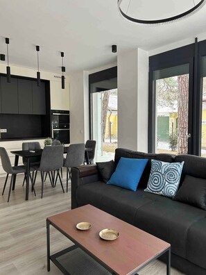 TV - Holiday apartment Modern furnishings with WLAN and air conditioning (Balatonfenyves)