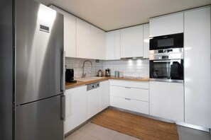 Réfrigérateur, un four, surface de cuisson, lave-vaisselle