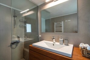 Séchoir à cheveux, serviettes fournies