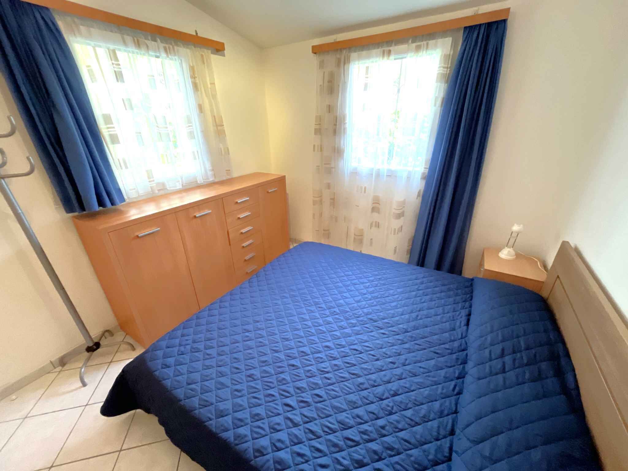 Une chambre à coucher avec un lit, une armoire en bois et des rideaux.