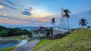 Individually furnished, free WiFi, bed sheets - Caliraya Heights Resort and Events Place (Lumban)