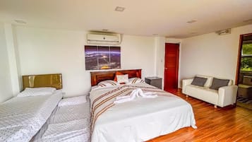 Vila, 2 quartos, sacada, vista para a cidade | Individualmente mobiliados, Wi-Fi de cortesia, roupa de cama