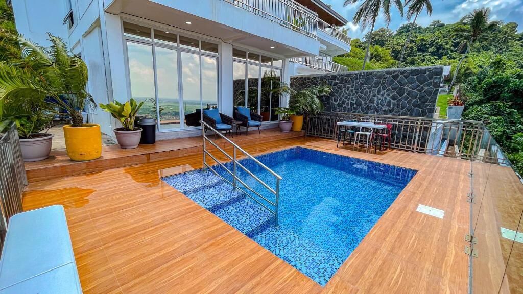 Vila, sacada, vista para a cidade | Piscina | 2 piscinas externas