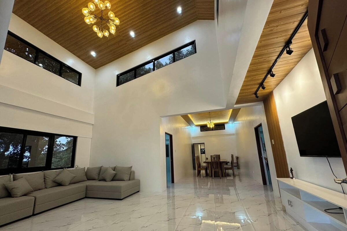 HIDDEN VILLA