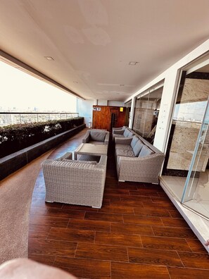 Terrace/patio - Cozy 1-bedroom apartment in awesome Pattaya with AC and gym access (pattaya)