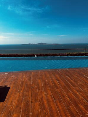 Pool - Cozy 1-bedroom apartment in awesome Pattaya with AC and gym access (pattaya)