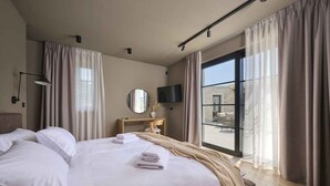 A hotel room with a large bed, a desk, a TV, and a view of the outside. - Villa with pool, only a few minutes from Poreč (Poreč)