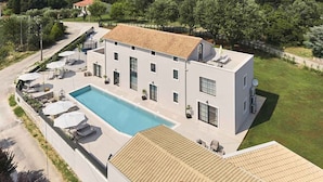 A modern two-story building with a swimming pool, outdoor seating, and a view of the surrounding landscape. - Villa with pool, only a few minutes from Poreč (Poreč)