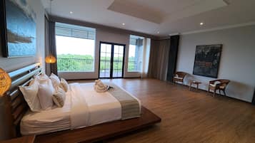 Caja de seguridad en la habitación y escritorio