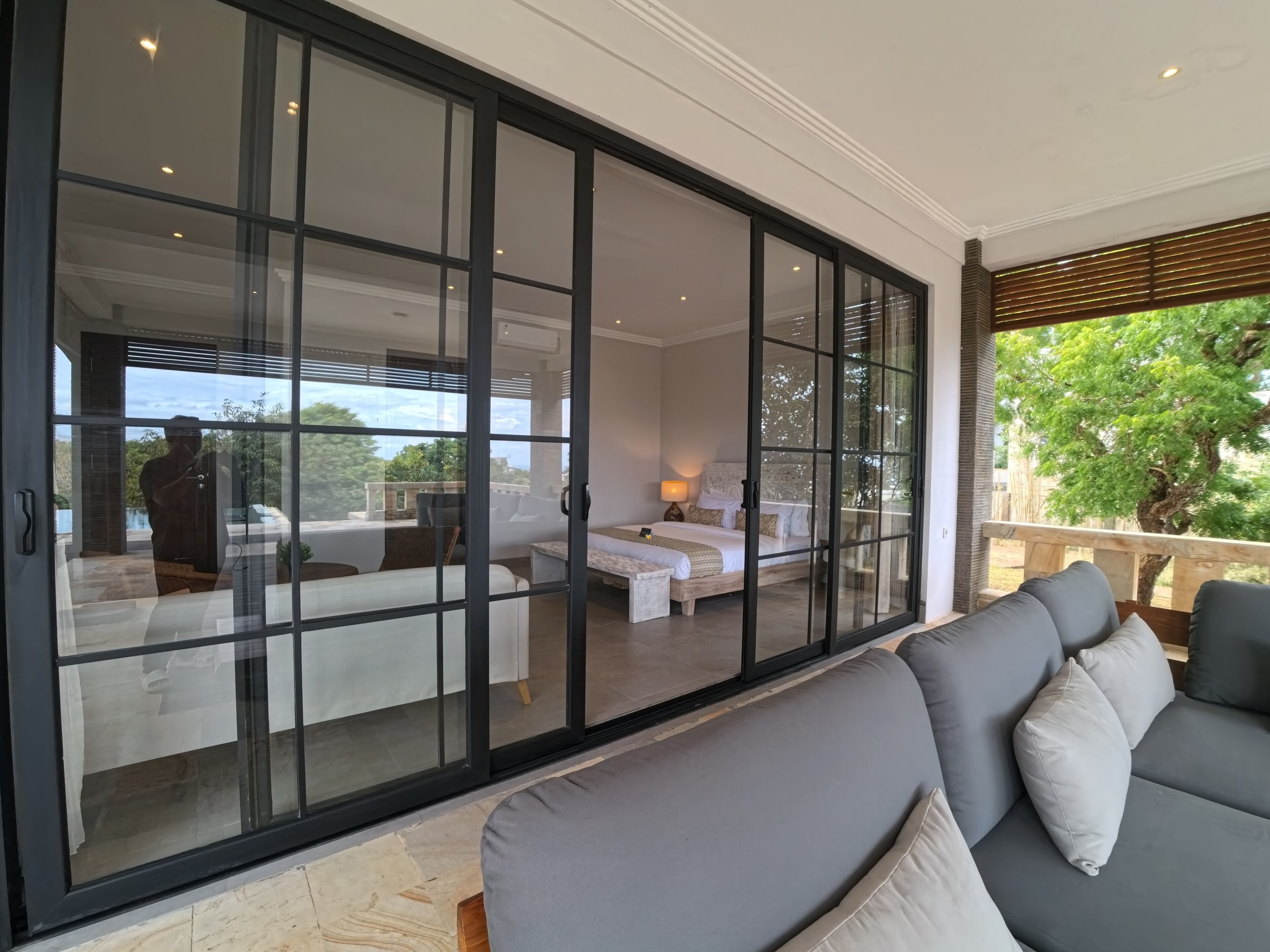 Caja de seguridad en la habitación y escritorio 