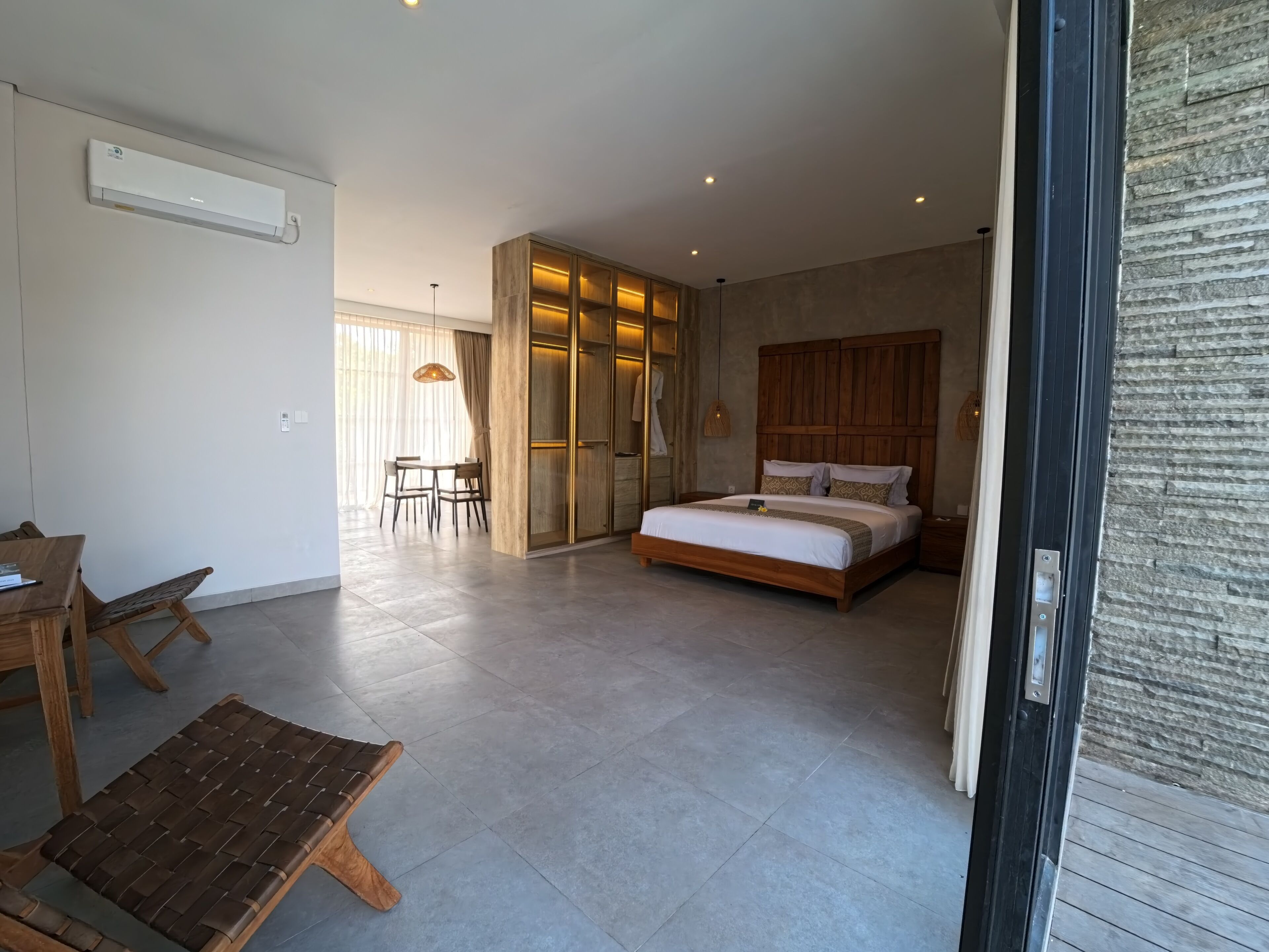 Caja de seguridad en la habitación y escritorio 