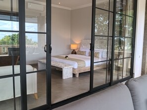 Caja de seguridad en la habitación y escritorio 