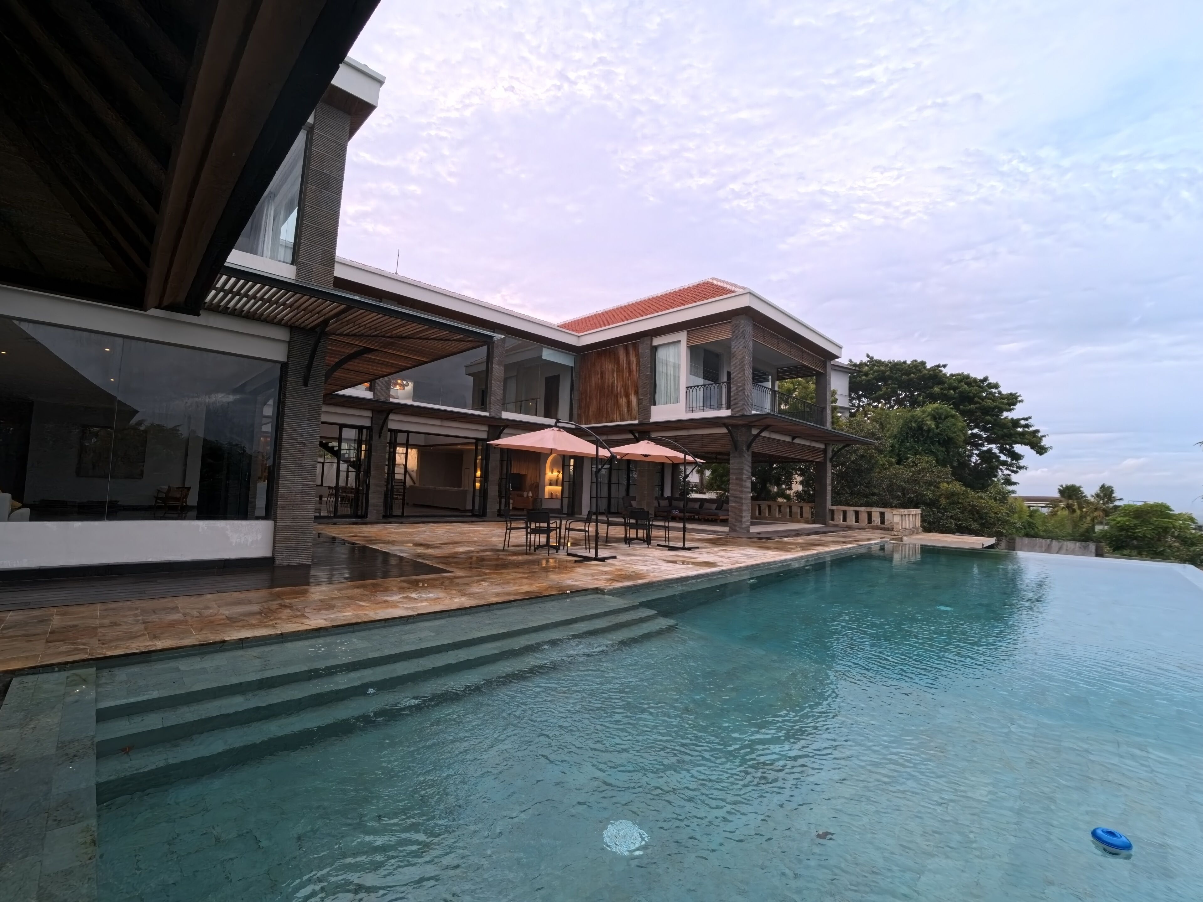 Una piscina al aire libre