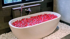 Duschwanne, kostenlose Toilettenartikel, Hausschuhe, Bidet
