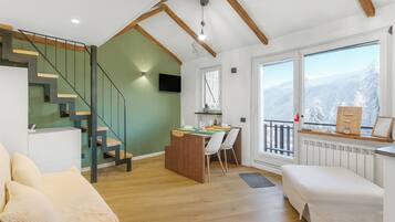 Appartamento luna di miele, camere multiple (La Chicchetta) | Area soggiorno | Smart TV 21 pollici con canali via cavo