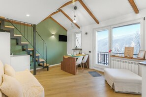 Honeymoon Apartment, Multiple Bedrooms (La Chicchetta) | Living area | 21-inch Smart TV with cable channels - La Chicchetta (Sauze d'Oulx)