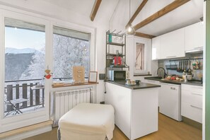 Honeymoon Apartment, Multiple Bedrooms (La Chicchetta) | Private kitchen | Fridge, microwave, stovetop, coffee/tea maker - La Chicchetta (Sauze d'Oulx)