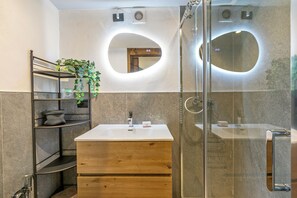 Apartemen Bulan Madu, beberapa kamar (La Chicchetta) | Kamar mandi | Shower, pengering rambut, kloset, dan handuk