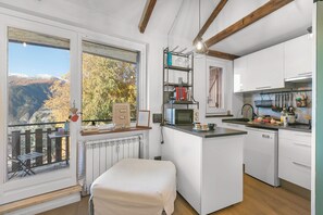 Kjøleskap, mikrobølgeovn, kokeplater og kaffetrakter/tekoker