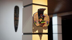 Un panneau décoratif aux couleurs vives ornant la façade d’un bâtiment.