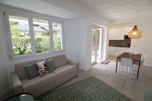 TV - Holiday apartment with air conditioning, terrace and garden (Lignano Sabbiadoro)