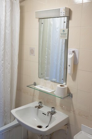 雙床房 | 浴室 | 毛巾、肥皂、洗髮精、衛生紙