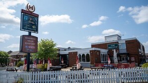 Un bâtiment sur lequel on peut lire l’inscription « The Wallow », ainsi qu’une autre enseigne qui fait la publicité de « Hungry Horse The Wallow » et de « promotions intéressantes tous les jours, diffusion des événements sportifs sur Sky Sports ».