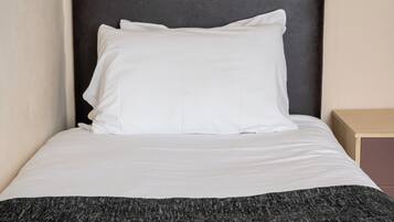 ํธ์๋ฃธ | ์ฑ
์, ๋ฌด๋ฃ WiFi, ์นจ๋ ์ํธ