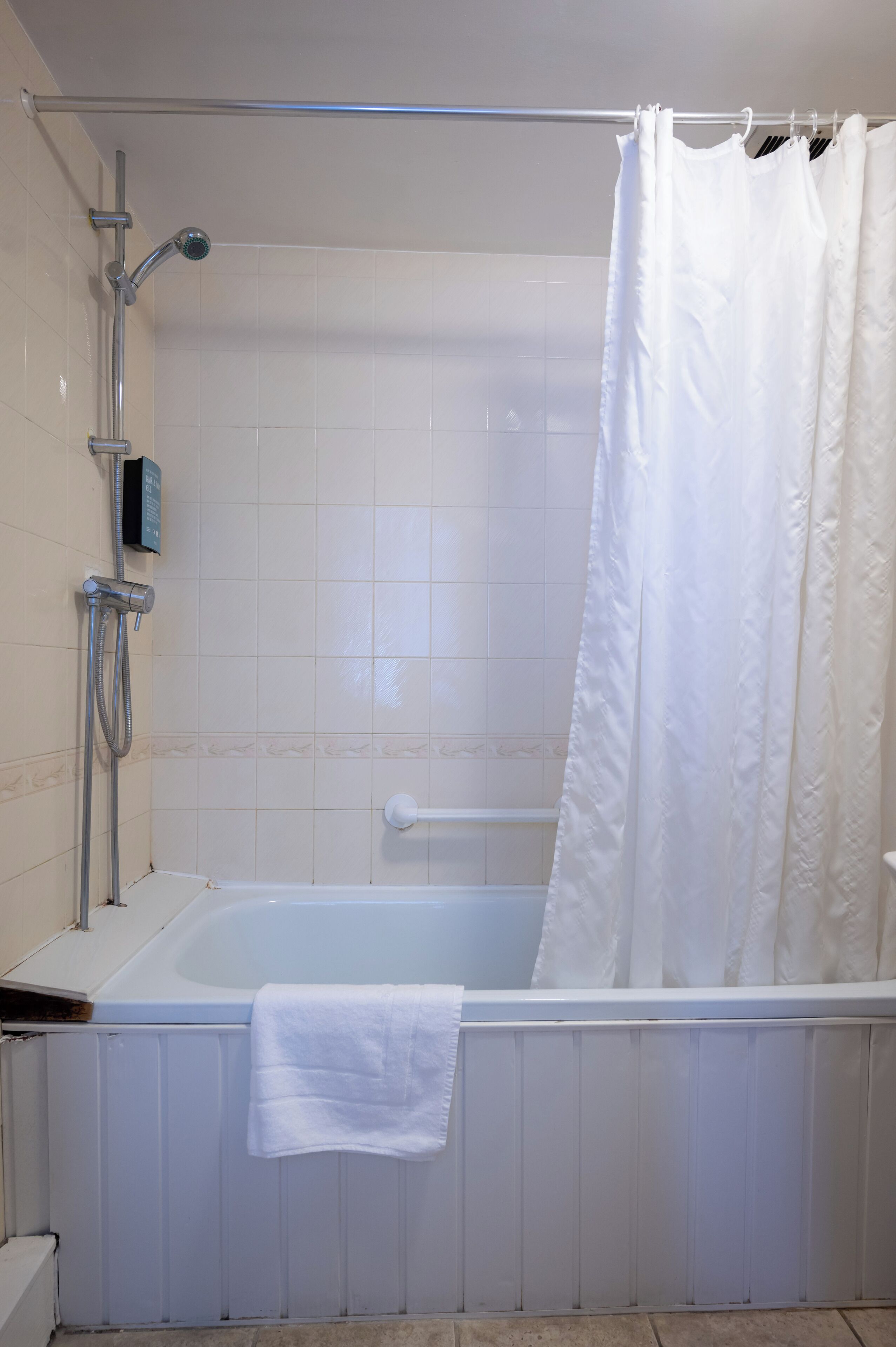 Double Room | Bathroom | Towels, soap, shampoo, toilet paper