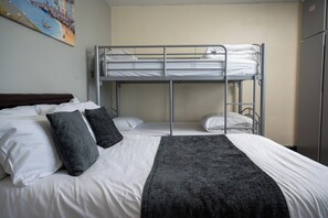 Family Room | Desk, free WiFi, bed sheets