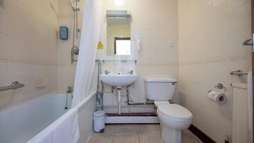 Family Room | Bathroom | Towels, soap, shampoo, toilet paper