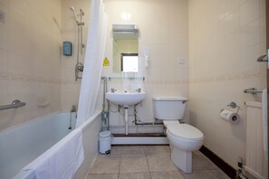 Family Room | Bathroom - Wellow Hotel (Cleethorpes)