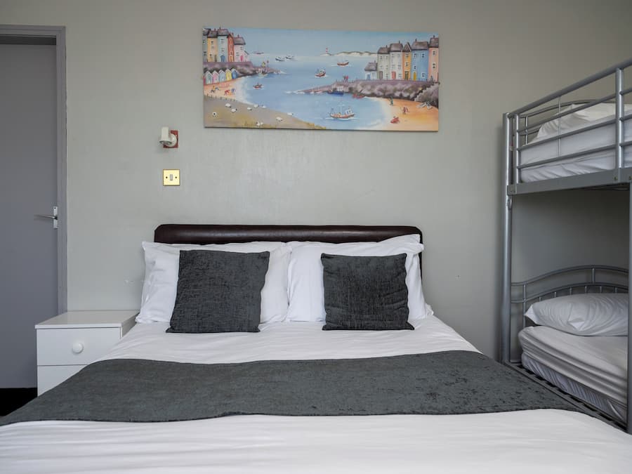 Family Room | Desk, free WiFi, bed sheets