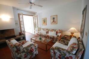 TV - Holiday flat with air conditioning and garden (Lignano Sabbiadoro)