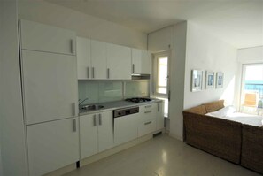 Fridge, stovetop, dishwasher - Holiday apartment with air conditioning and balcony with sea view (Lignano Sabbiadoro)