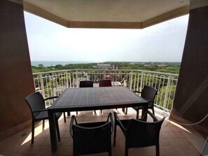 Outdoor dining - Holiday flat with air conditioning and balcony with sea view (Lignano Sabbiadoro)