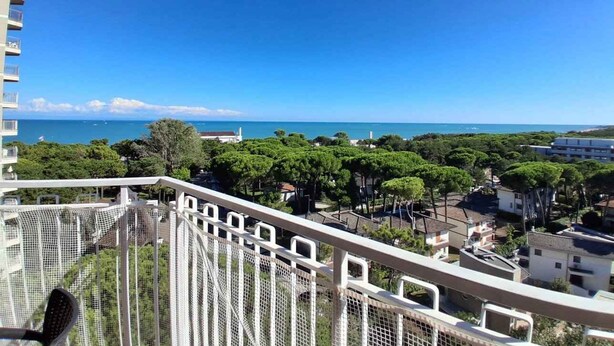 A balcony with a view of the sea and greenery. - Holiday flat with air conditioning and balcony with sea view (Lignano Sabbiadoro)