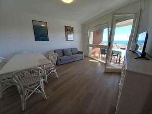 TV - Holiday flat with air conditioning and balcony with sea view (Lignano Sabbiadoro)
