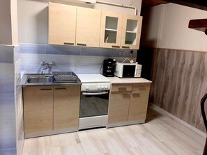 Fridge, microwave, oven, stovetop - Holiday home near the beach with terrace and internet (Siófok)