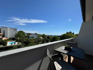 Outdoor dining - Holiday apartment comfortably furnished with air conditioning (Krk)