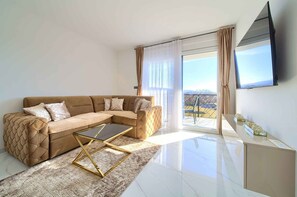 TV - Holiday Apartment Mira Residence, 4 People (Kornić)