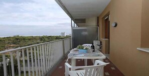Outdoor dining - Holiday apartment with air conditioning and balcony (Lignano Sabbiadoro)