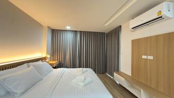 Family Room | Desk, free WiFi